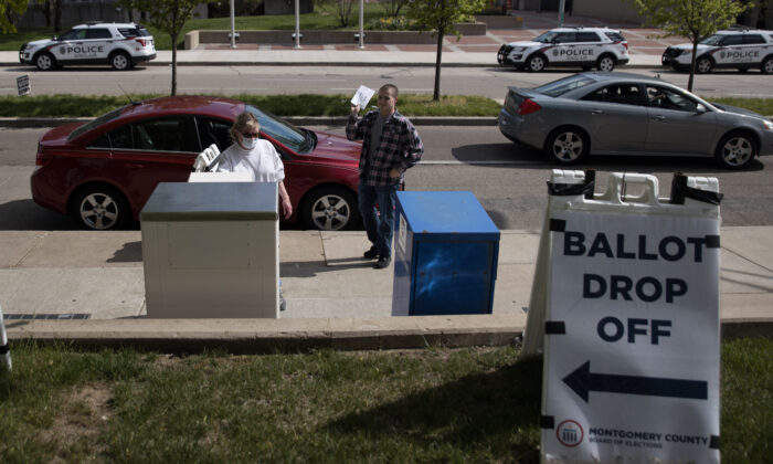 Los votantes de Ohio dejan sus boletas en la Junta de Elecciones de Dayton, Ohio, el 28 de abril de 2020. (MEGAN JELINGER/AFP vía Getty Images)
