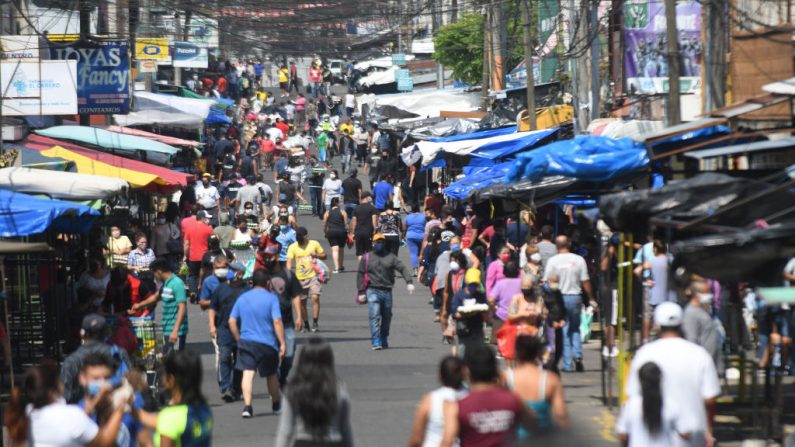 La gente camina en un mercado callejero en el barrio de La Quinta Samayoa en la Ciudad de Guatemala (Guatemala) el 15 de mayo de 2020. (Foto de JOHAN ORDONEZ/AFP vía Getty Images)
