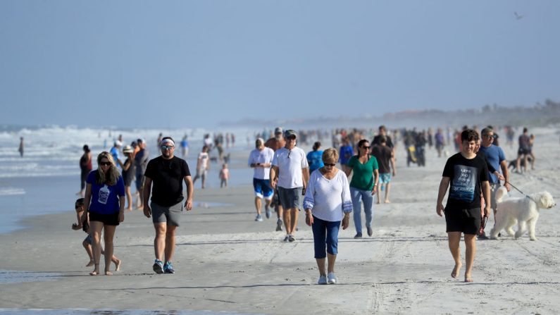 La gente pasea en la playa el 17 de abril de 2020 en Jacksonville Beach, Florida (Sam Greenwood/Getty Images)