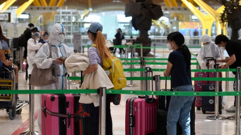 Pasajeros esperan para facturar en el aeropuerto de Barajas en Madrid el 20 de junio de 2020, un día antes de que termine el estado de emergencia del país tras un cierre nacional para detener la propagación del virus del PCCh. (Foto de PIERRE-PHILIPPE MARCOU/AFP vía Getty Images)