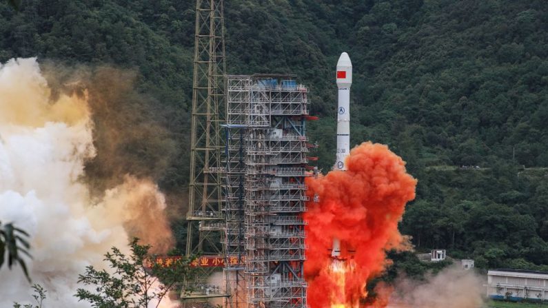 El cohete Larga Marcha 3B, que transporta el satélite Beidou-3GEO3, despega del Centro de Lanzamiento de Satélites de Xichang en Xichang, en la provincia de Sichuan, en el suroeste de China, el 23 de junio de 2020. (STR/AFP vía Getty Images)