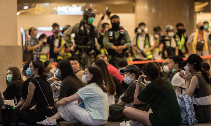 La policía antidisturbios detiene a personas después de que despejaron a los manifestantes que participaban en una manifestación contra una nueva ley de seguridad nacional en Hong Kong el 1 de julio de 2020 (Dale De La Rey/AFP a través de Getty Images)
