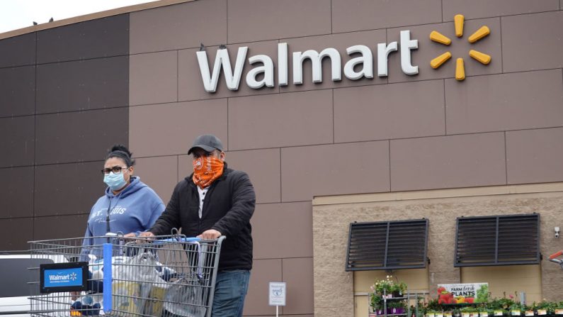 Los clientes compran en una tienda de Walmart el 19 de mayo de 2020 en Chicago, Illinois (EE.UU.). (Scott Olson/Getty Images)
