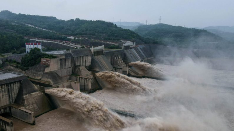 El agua se libera de la presa del embalse Xiaolangdi en el río Amarillo en Luoyang, China, el 19 de julio de 2020. (STR/AFP a través de Getty Images)