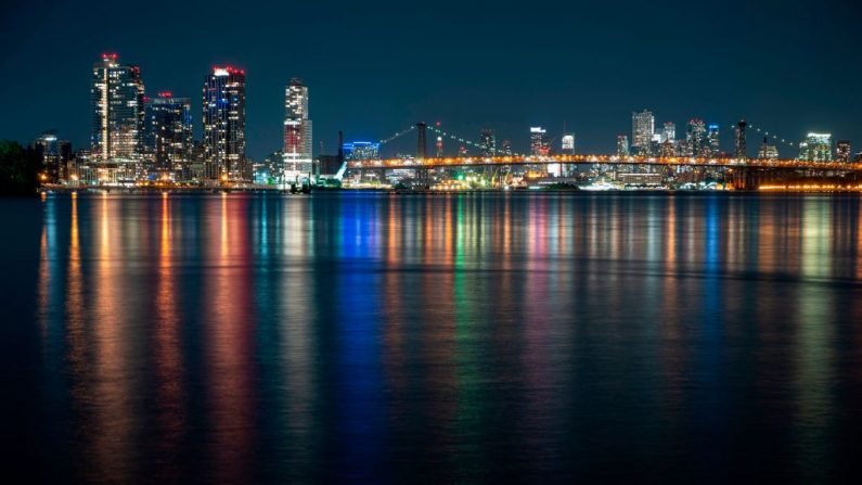 El puente de Williamsburg se refleja en el río Este en medio de la pandemia de COVID-19 el 20 de julio de 2020 en la ciudad de Nueva York (EE.UU.) (Foto de JOHANNES EISELE/AFP vía Getty Images)