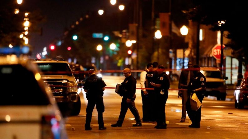 La policía de Chicago investiga la escena de un tiroteo en la ciudad del estado de Illinois, el 21 de julio de 2020. Imagen de archivo. (KAMIL KRZACZYNSKI/AFP vía Getty Images)