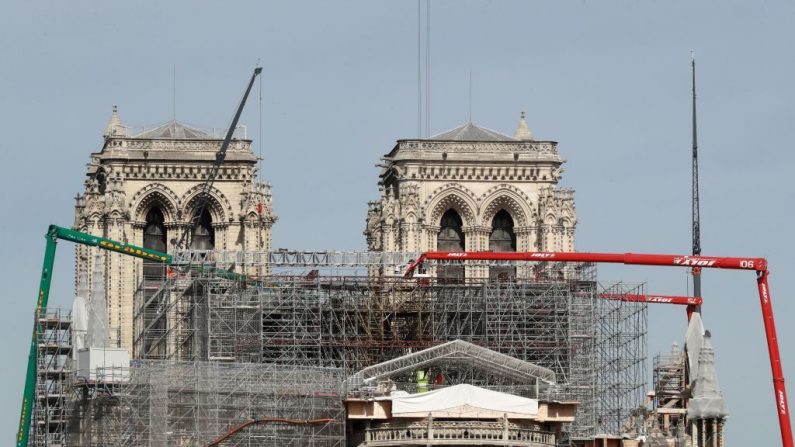Las grúas ayudan a desmontar el andamiaje de la Catedral de Notre-Dame en París (Francia) el 22 de julio de 2020, que fue dañado en el incendio del 15 de abril de 2019. (Foto de LUDOVIC MARIN/AFP vía Getty Images)