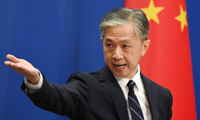 El portavoz del Ministerio de Asuntos Exteriores chino, Wang Wenbin, durante la sesión informativa diaria del ministerio de Asuntos Exteriores en Beijing el 24 de julio de 2020. (Greg Baker/AFP vía Getty Images)
