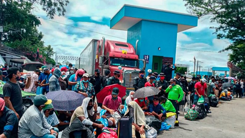 Los migrantes nicaragüenses esperan la autorización para cruzar la frontera entre Costa Rica y Nicaragua en Penas Blancas (Costa Rica) el 25 de julio de 2020. (Wendy Quintero/AFP vía Getty Images)