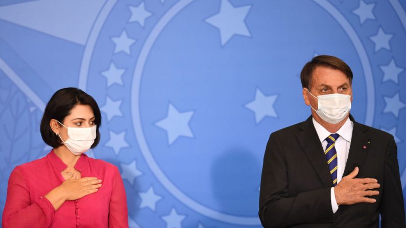 El presidente brasileño Jair Bolsonaro y la primera dama Michelle Bolsonaro asisten al lanzamiento del programa de Derechos de la Mujer Rural en el Palacio del Planalto en Brasilia (Brasil), el 29 de julio de 2020. (Foto de EVARISTO SA/AFP vía Getty Images)