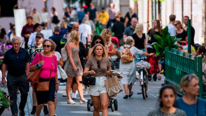 La gente camina sin mascarilla en Estocolmo el 27 de julio de 2020, durante la nueva pandemia de coronavirus / COVID-19. (JONATHAN NACKSTRAND/AFP vía Getty Images)