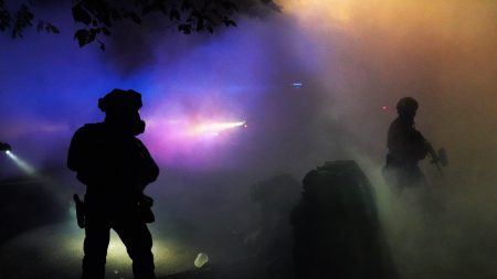 Federales acusan a un activista de Portland de herir a un marshal con una bomba durante un disturbio