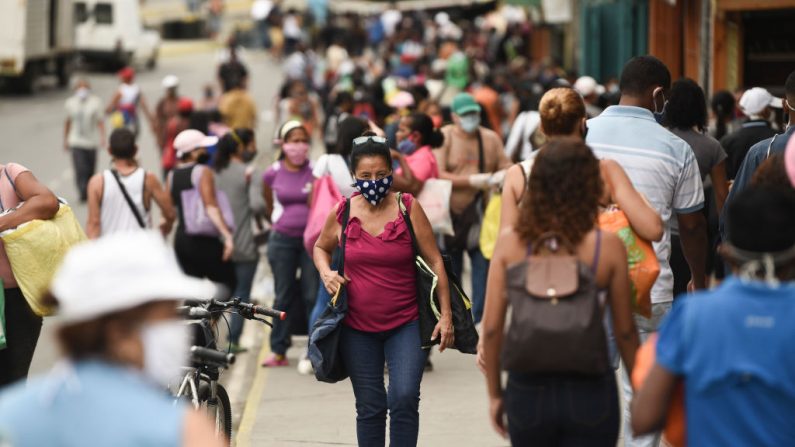 Las personas que usan máscaras protectoras caminan en el área comercial de Petare el 1 de agosto de 2020 en Caracas, Venezuela. (Foto de Carlos Becerra/Getty Images)