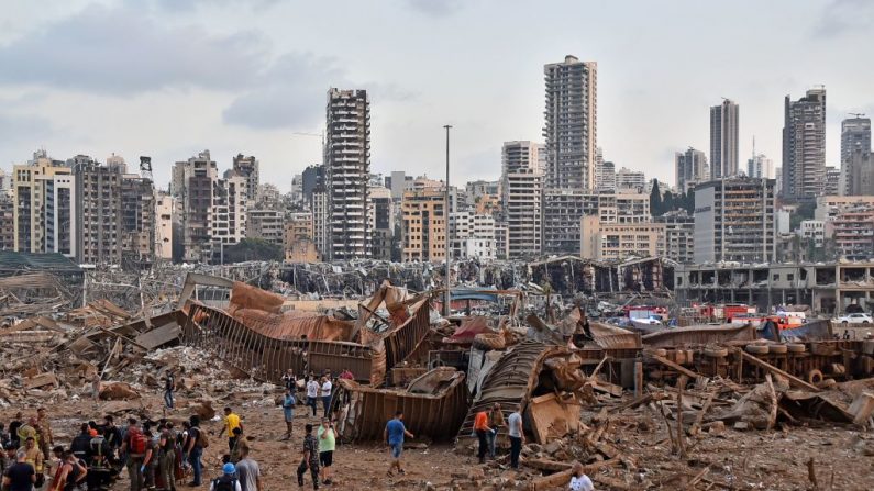 Una imagen muestra la escena de una explosión cerca del puerto de la capital libanesa Beirut el 4 de agosto de 2020. (Foto de STR/AFP vía Getty Images)