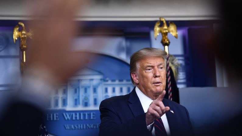 El presidente Donald Trump responde a las preguntas de la prensa en la sala Brady de la Casa Blanca el 4 de agosto de 2020. (Brendan Smialowski/AFP vía Getty Images)