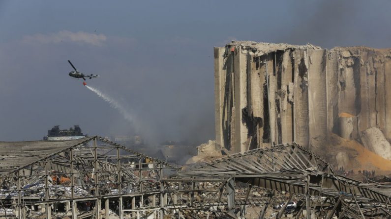 Un helicóptero deja caer agua sobre edificios en llamas en el puerto de la ciudad, destruidos por una explosión un día antes, el 5 de agosto de 2020 en Beirut, Líbano. (Foto de Marwan Tahtah/Getty Images)