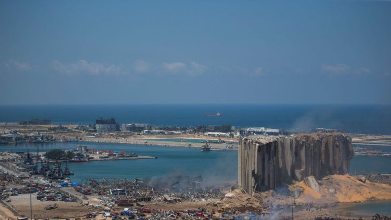 La gente trabaja en el sitio donde ocurrió una explosión masiva que sacudió la ciudad el día anterior el 5 de agosto de 2020 en Beirut, Líbano. (Daniel Carde/Getty Images)
