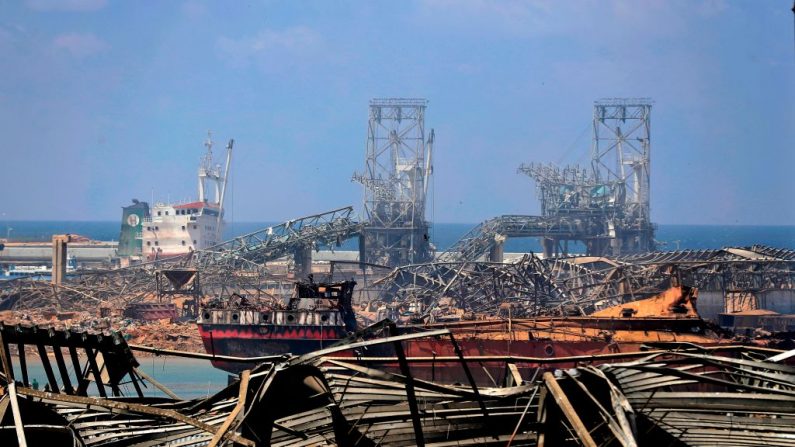 Una imagen muestra la destrucción en el puerto de Beirut el 5 de agosto de 2020 tras una explosión masiva en la capital libanesa. (Foto de JOSEPH EID / AFP vía Getty Images)