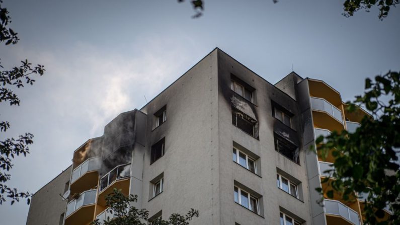 Todavía se puede ver humo saliendo de los balcones después de que se produjera un incendio en un bloque de apartamentos en Bohumin, en el este de la República Checa, el 8 de agosto de 2020, que mató a once personas, incluidos tres niños. (Foto de LUKAS KABON/AFP vía Getty Images)