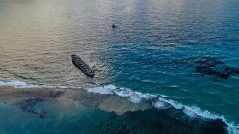 Esta vista aérea tomada el 8 de agosto de 2020 muestra una gran mancha de petróleo derramado y el buque MV Wakashio, perteneciente a una empresa japonesa pero de pabellón panameño, que encalló cerca del Parque Marino de Blue Bay frente a la costa sudoriental de Mauricio. (Foto de STRINGER/AFP vía Getty Images)