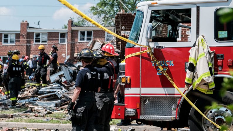 Los socorristas buscan supervivientes en la escena de una explosión el 10 de agosto de 2020 en Baltimore, Maryland (EE.UU.). (Foto de Michael A. McCoy/Getty Images)