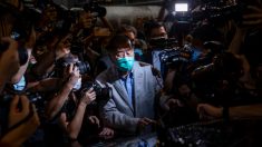 El líder de medios de Hong Kong Jimmy Lai y activistas salen en libertad bajo fianza