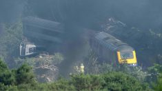 Tres muertos y seis heridos tras descarrilar un tren en Escocia