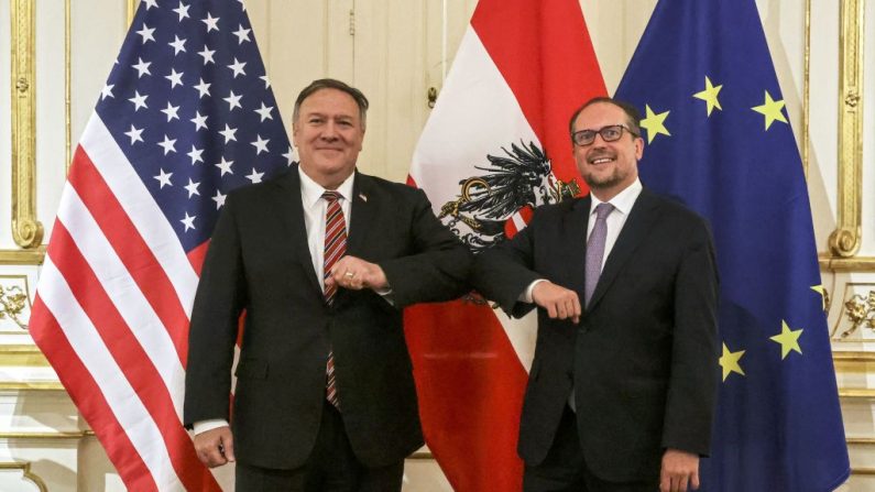 El secretario de Estado de los Estados Unidos Mike Pompeo (i) se reúne con el ministro de Relaciones Exteriores de Austria Alexander Schallenberg en el Palacio Belvedere de Viena, Austria, el 14 de agosto de 2020. (Foto de LISI NIESNER/POOL/AFP vía Getty Images)