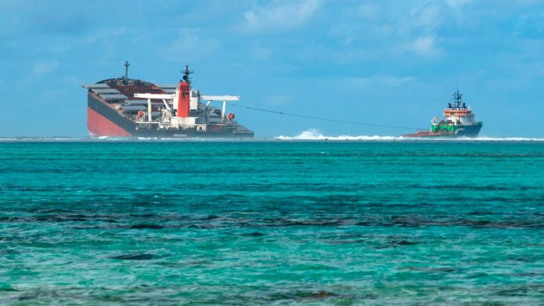 Una foto tomada el 15 de agosto de 2020 cerca del Parque Marino de Blue Bay, muestra el buque MV Wakashio, perteneciente a una empresa japonesa pero de pabellón panameño, que encalló cerca del Parque Marino de Blue Bay frente a la costa sudeste de Mauricio. (Foto de FABIEN DUBESSAY/AFP vía Getty Images)