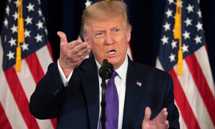 El presidente Donald Trump habla durante una conferencia de prensa en Bedminster, Nueva Jersey, el 15 de agosto de 2020. (Jim Watson/AFP a través de Getty Images).