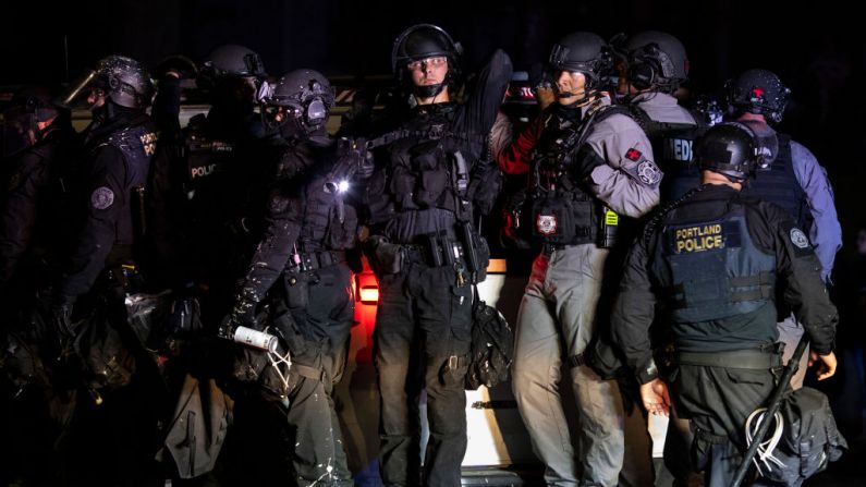 Se ve a la policía de Portland con equipo antidisturbios durante un enfrentamiento con los manifestantes en Portland, Oregon el 16 de agosto de 2020. (Paula Bronstein/Getty Images)