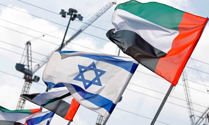 Banderas de Israel y los Emiratos Árabes Unidos ondean en una carretera de la ciudad costera israelí de Netanya el 16 de agosto de 2020. (Jack Guez/AFP vía Getty Images)