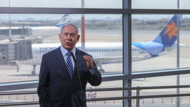 El primer ministro israelí Benjamin Netanyahu habla durante una visita al aeropuerto internacional Ben Gurion de Lod (Israel), el 17 de agosto de 2020. (EMIL SALMAN/POOL/AFP vía Getty Images)