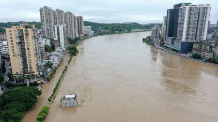 Tifón e inundaciones azotan a China mientras fuertes lluvias amenazan la presa de las Tres Gargantas