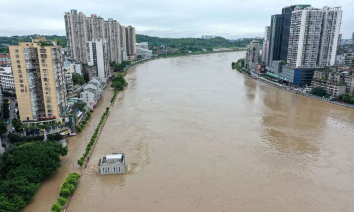El río Tuojiang desbordado después de las fuertes lluvias en Neijiang, en la provincia de Sichuan, suroeste de China, el 18 de agosto de 2020. (STR/AFP a través de Getty Images).