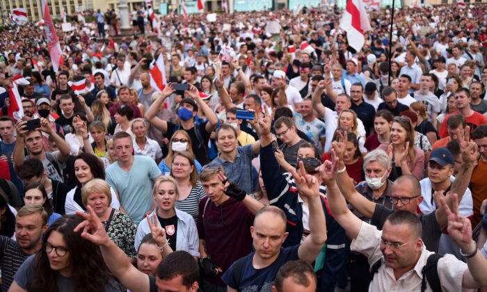 Los partidarios de la oposición protestan contra los resultados de las elecciones presidenciales en la Plaza de la Independencia de Minsk el 18 de agosto de 2020. (Sergei Gapon/AFP a través de Getty Images)
