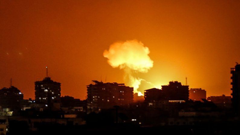 El humo y las llamas se elevan después de que los aviones de guerra del ejército israelí llevaron a cabo ataques aéreos de represalia sobre la ciudad de Gaza el 18 de agosto de 2020. (Foto de MAHMUD HAMS/AFP vía Getty Images)