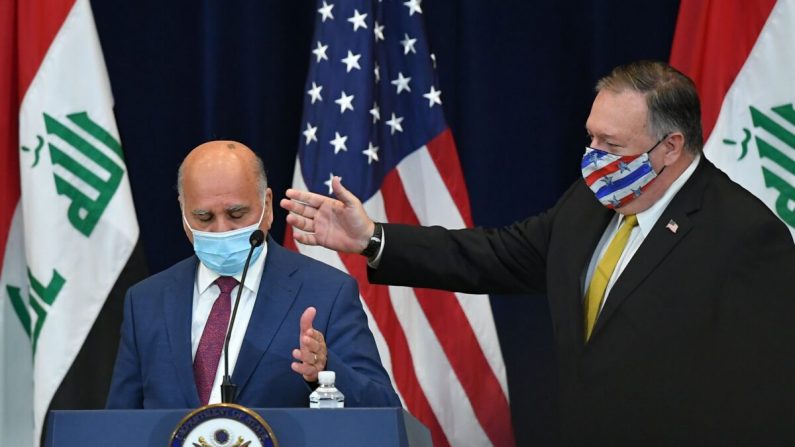 El secretario de Estado de Estados Unidos, Michael Pompeo, llega con el ministro de Relaciones Exteriores de Irak, Fuad Hussein, para una conferencia de prensa en el Departamento de Estado en Washington, D.C. el 19 de agosto de 2020. (MANDEL NGAN/AFP a través de Getty Images)