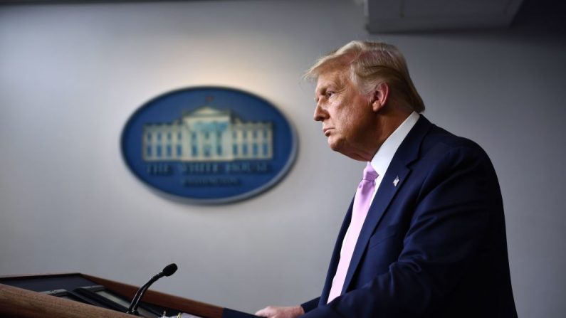 El presidente de Estados Unidos, Donald Trump, habla durante una conferencia de prensa en la Sala de conferencias de prensa James S. Brady, en la Casa Blanca, en Washington, D.C., el 19 de agosto de 2020. (BRENDAN SMIALOWSKI/AFP a través de Getty Images).