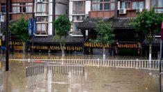 Amedrentan a residentes de Chongqing mientras alto funcionario chino visita aldea inundada
