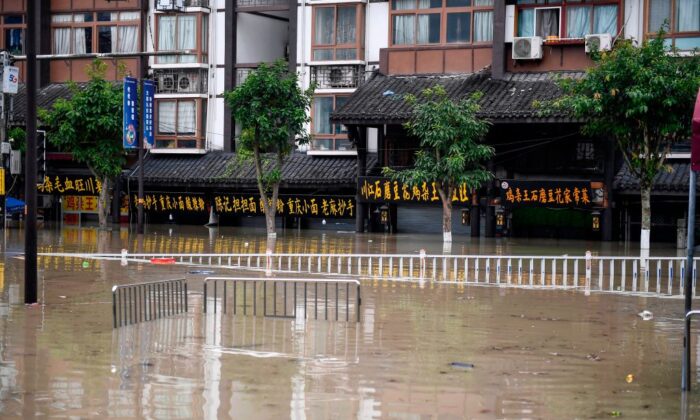 Calle inundada en Chongqing, una ciudad ubicada en el suroeste de China, el 19 de agosto de 2020. (STR/AFP a través de Getty Images).