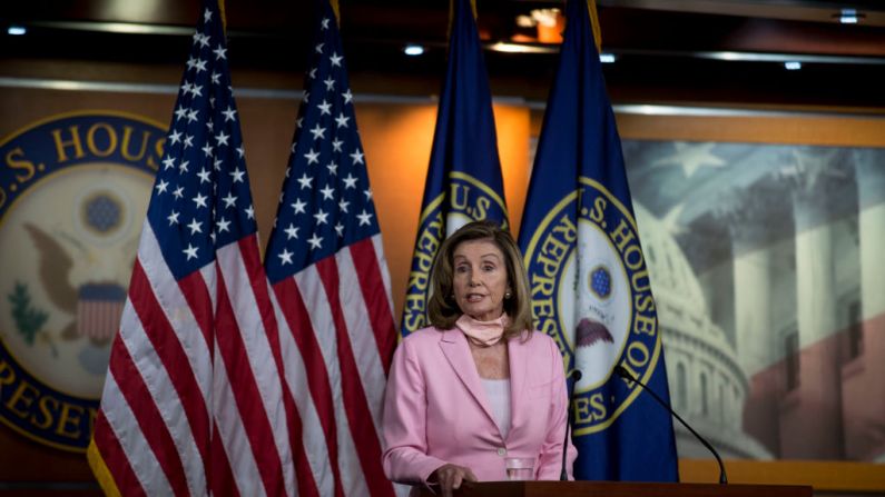 La presidenta de la Cámara de Representantes de Estados Unidos, Nancy Pelosi (D-CA), habla con los periodistas en su conferencia de prensa semanal en el Capitolio el 22 de agosto de 2020 en Washington, DC. (Foto de Gabriella Demczuk/Getty Images)