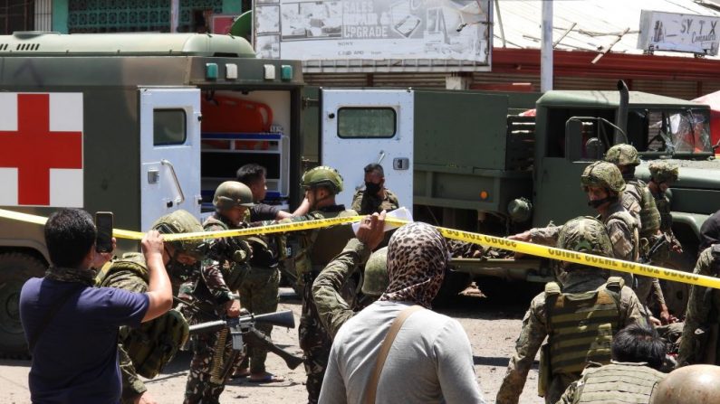 El personal militar se lleva algunas de las víctimas después de que una bomba improvisada explotara junto a un vehículo militar en la ciudad de Jolo en la isla de Sulu (Filipinas) el 24 de agosto de 2020. (Foto de NICKEE BUTLANGAN/AFP a través de Getty Images)