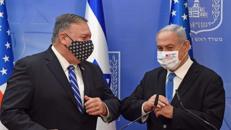 El secretario de Estado de los Estados Unidos Mike Pompeo (i) y el primer ministro israelí Benjamín Netanyahu se adelantan a hacer una declaración conjunta a la prensa después de reunirse en Jerusalén (Israel), el 24 de agosto de 2020. (Foto de DEBBIE HILL/POOL/AFP vía Getty Images)