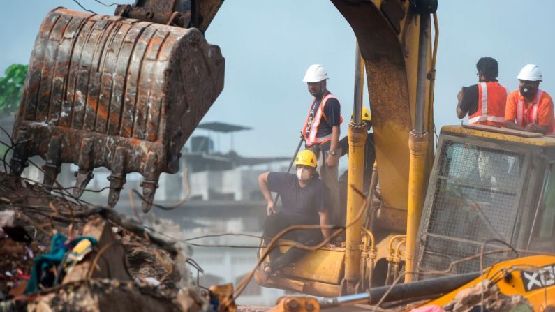 Los trabajadores de rescate buscan supervivientes entre los escombros de un edificio de apartamentos de cinco plantas que se derrumbó en Mahad (India) el 25 de agosto de 2020. (Foto de PUNIT PARANJPE/AFP vía Getty Images)