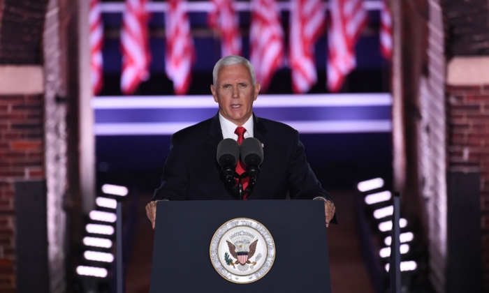 El vicepresidente Mike Pence habla durante la tercera noche de la Convención Nacional Republicana en el Monumento Nacional de Fort McHenry en Baltimore, Md., el 26 de agosto de 2020. (Saul Loeb/AFP vía Getty Images)
