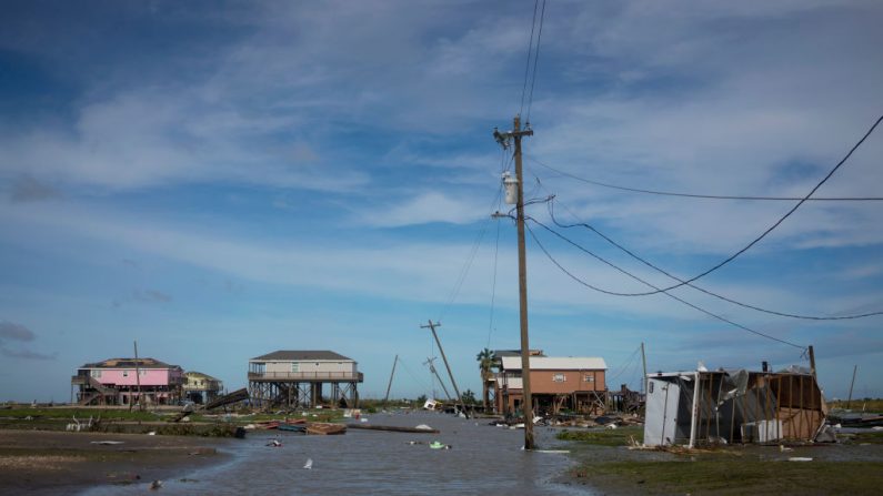 Las casas dañadas se encuentran entre las aguas de la inundación después de que el huracán Laura pasara por la zona el 27 de agosto de 2020 en Holly Beach, Louisiana (EE.UU.). (Foto de Eric Thayer/Getty Images)