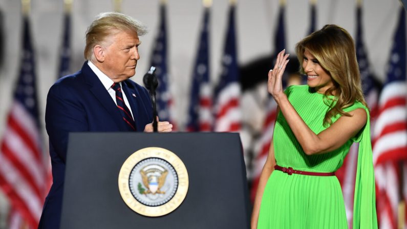 El presidente Donald Trump (izq.) llega con su esposa, la Primera Dama Melania Trump para pronunciar su discurso de aceptación de la nominación del Partido Republicano para la reelección durante el último día de la Convención Nacional Republicana desde el Jardín Sur de la Casa Blanca el 27 de agosto de 2020 en Washington. (Brendan Smialowski/AFP a través de Getty Images)