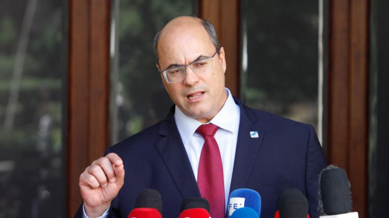 El gobernador de Río de Janeiro, Wilson Witzel, destituido de su cargo por presunta corrupción, habla durante una conferencia de prensa en el Palacio das Laranjeiras el 28 de agosto de 2020 en Río de Janeiro, Brasil. (Foto de Luis Alvarenga/Getty Images)