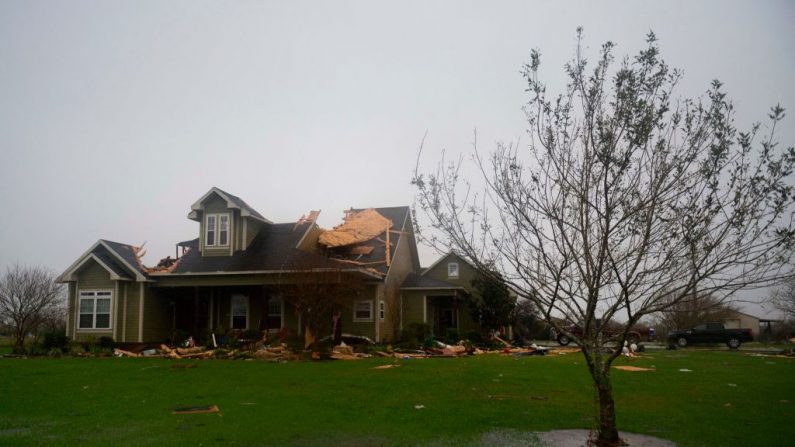 Una casa destruida se ve después del paso del huracán Laura en Grand Lake al sur de Lake Charles, Louisiana, el 28 de agosto de 2020. (Foto de ANDREW CABALLERO-REYNOLDS/AFP vía Getty Images)
